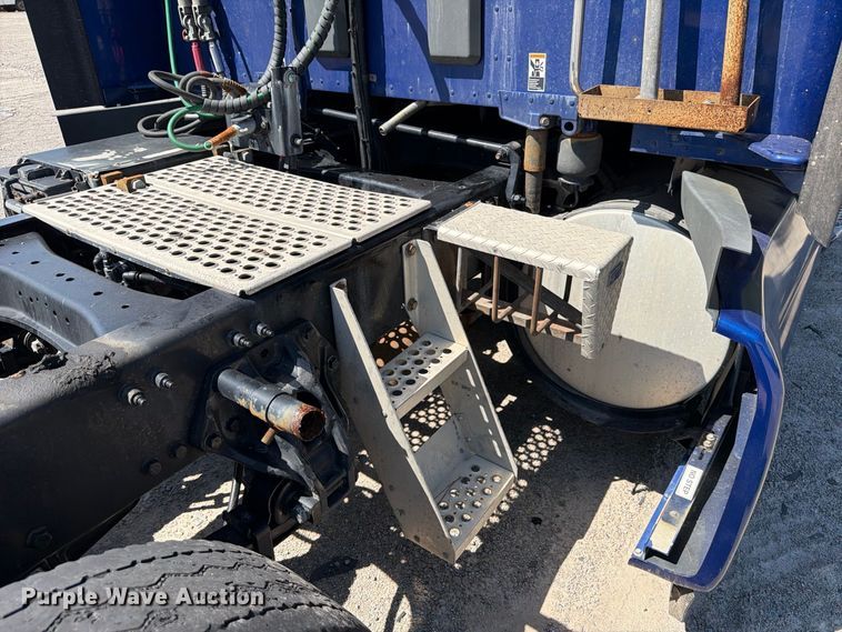 image for item YA3554 2020 Kenworth T680 semi truck