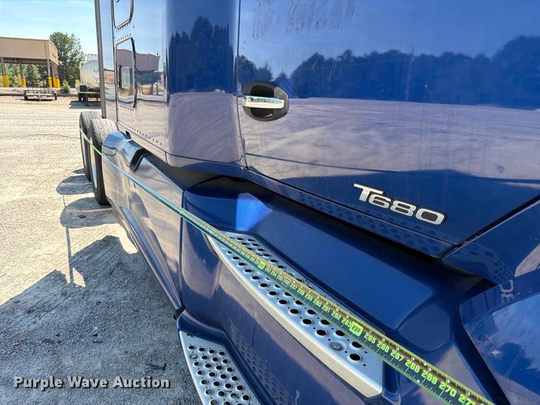 image for item YA3554 2020 Kenworth T680 semi truck