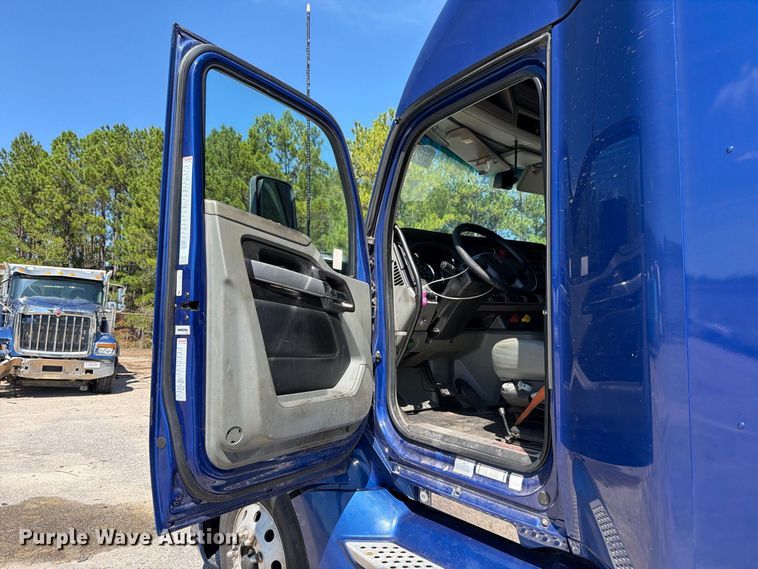 image for item YA3554 2020 Kenworth T680 semi truck