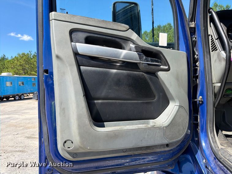 image for item YA3554 2020 Kenworth T680 semi truck