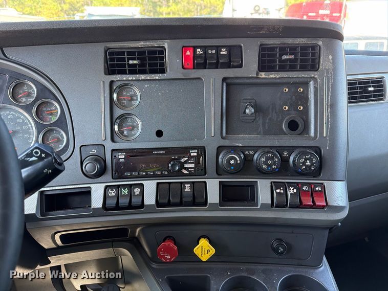 image for item YA3554 2020 Kenworth T680 semi truck
