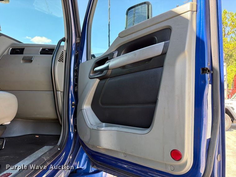 image for item YA3554 2020 Kenworth T680 semi truck