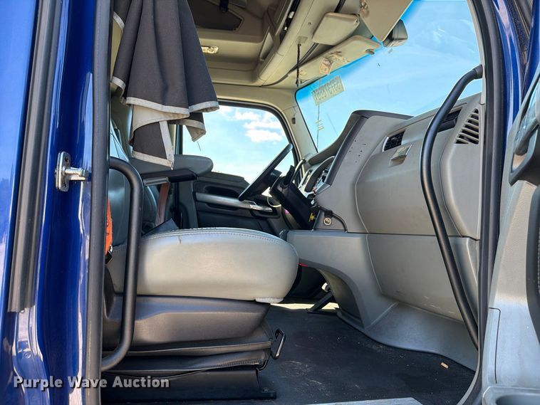 image for item YA3554 2020 Kenworth T680 semi truck