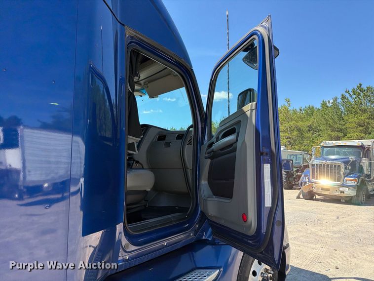 image for item YA3554 2020 Kenworth T680 semi truck