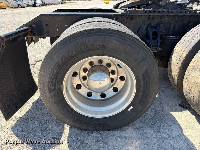 image for item YA3554 2020 Kenworth T680 semi truck