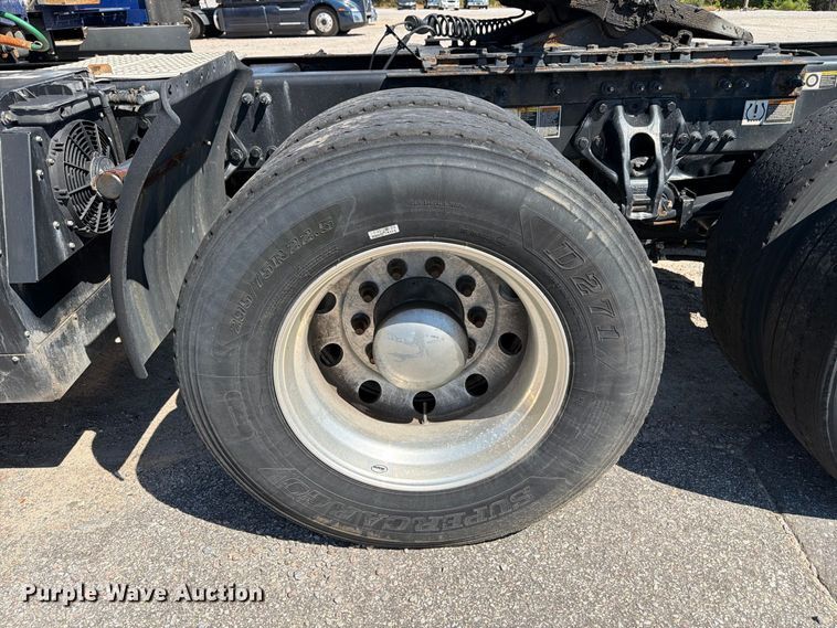 image for item YA3554 2020 Kenworth T680 semi truck