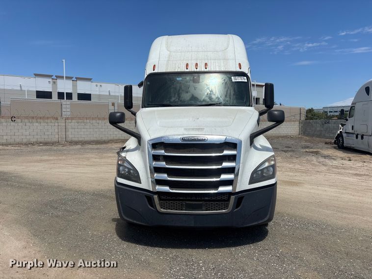 image for item YA3702 2020 Freightliner Cascadia semi truck