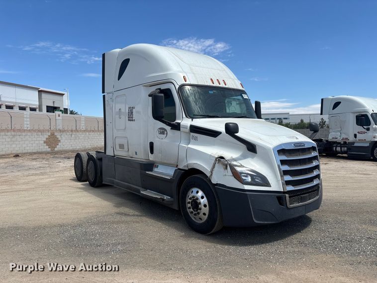 image for item YA3702 2020 Freightliner Cascadia semi truck