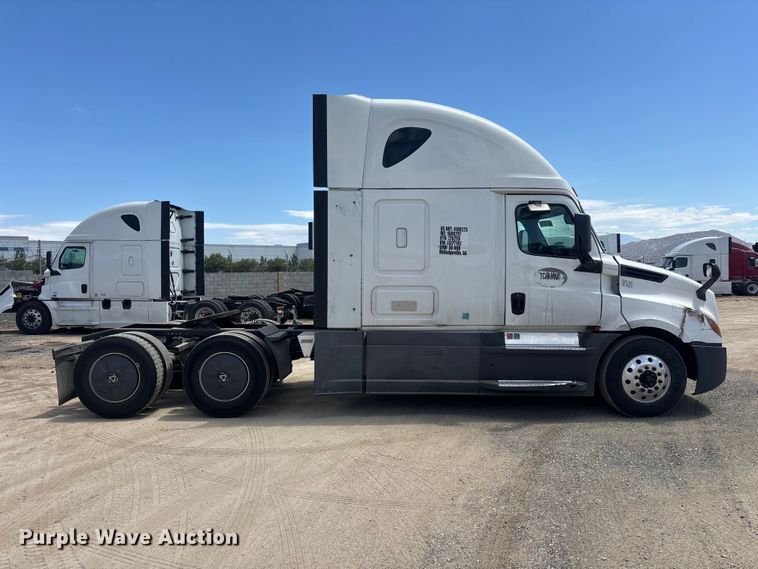 image for item YA3702 2020 Freightliner Cascadia semi truck
