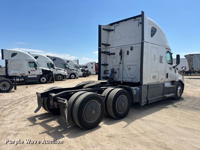image for item YA3702 2020 Freightliner Cascadia semi truck