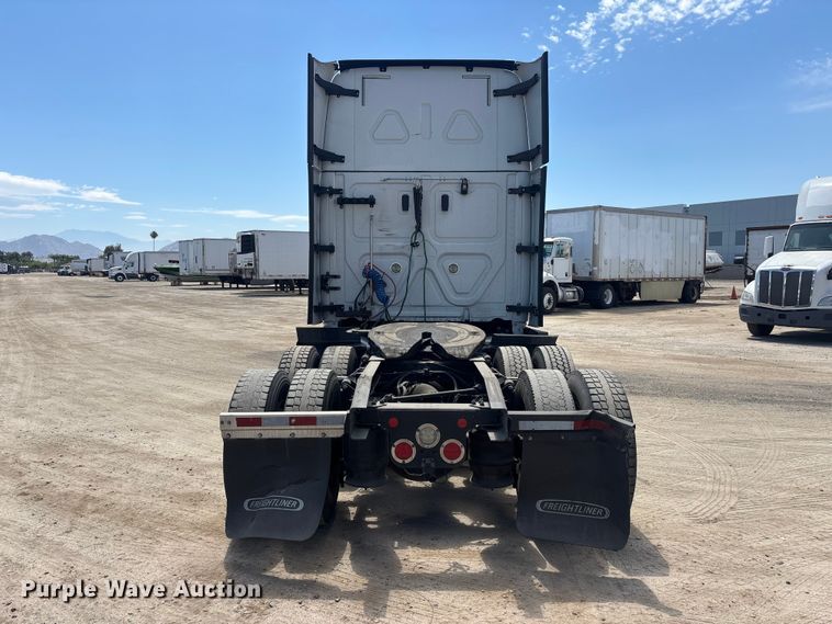 image for item YA3702 2020 Freightliner Cascadia semi truck