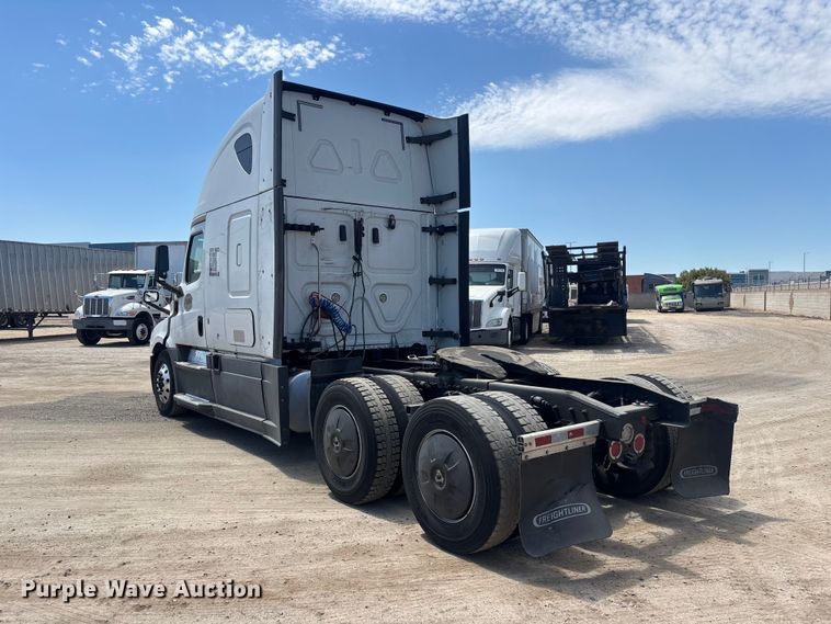 image for item YA3702 2020 Freightliner Cascadia semi truck