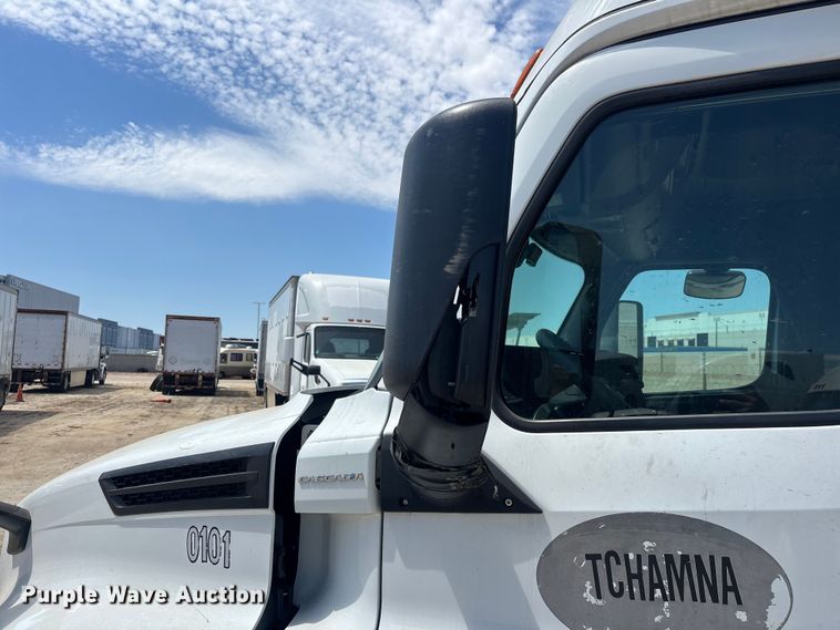 image for item YA3702 2020 Freightliner Cascadia semi truck