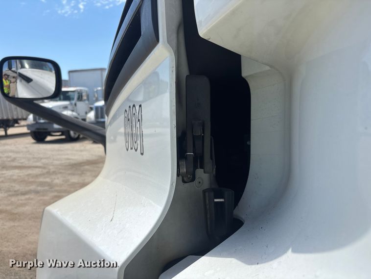 image for item YA3702 2020 Freightliner Cascadia semi truck