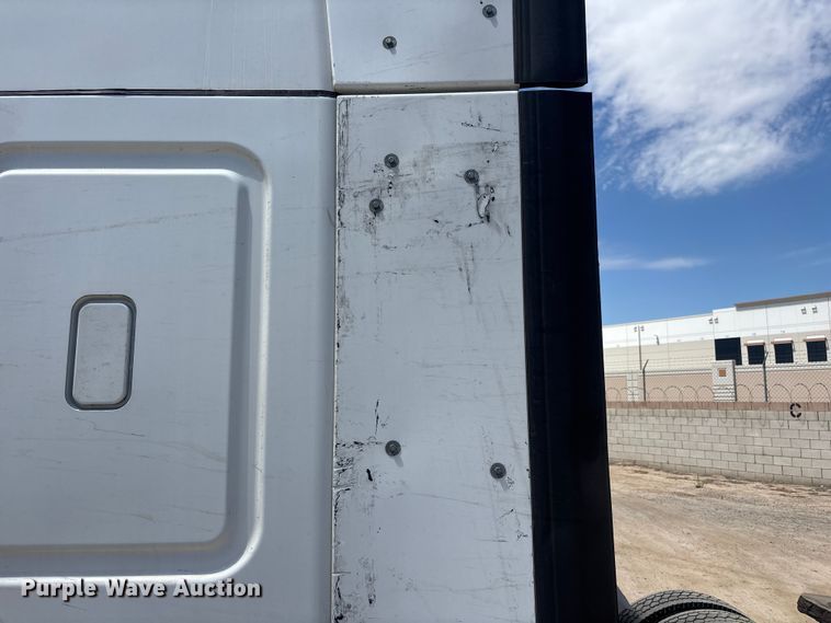 image for item YA3702 2020 Freightliner Cascadia semi truck