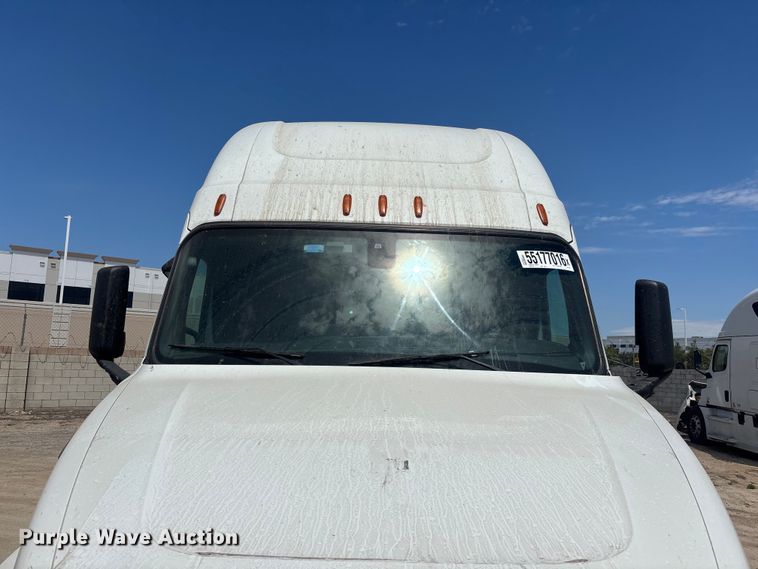image for item YA3702 2020 Freightliner Cascadia semi truck