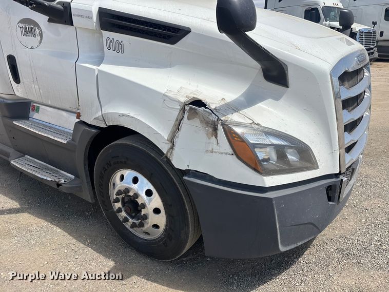 image for item YA3702 2020 Freightliner Cascadia semi truck