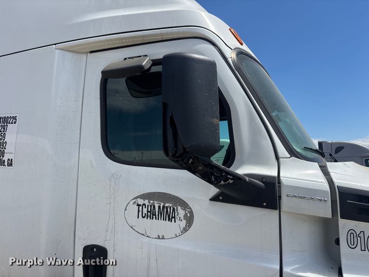 image for item YA3702 2020 Freightliner Cascadia semi truck