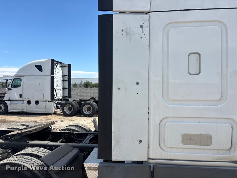 image for item YA3702 2020 Freightliner Cascadia semi truck