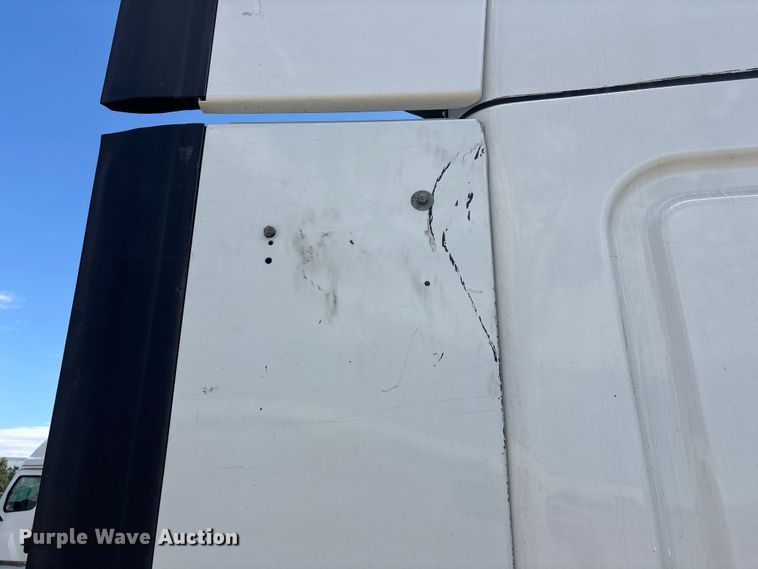 image for item YA3702 2020 Freightliner Cascadia semi truck