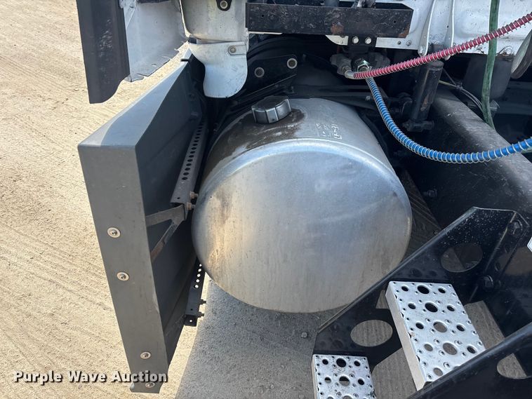 image for item YA3702 2020 Freightliner Cascadia semi truck