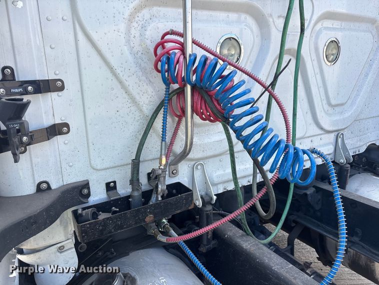 image for item YA3702 2020 Freightliner Cascadia semi truck