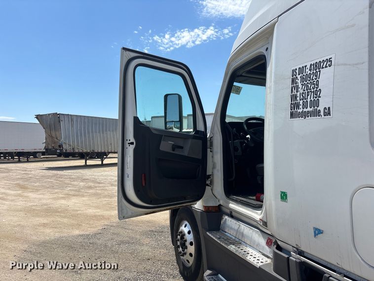 image for item YA3702 2020 Freightliner Cascadia semi truck