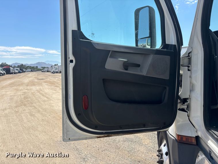 image for item YA3702 2020 Freightliner Cascadia semi truck