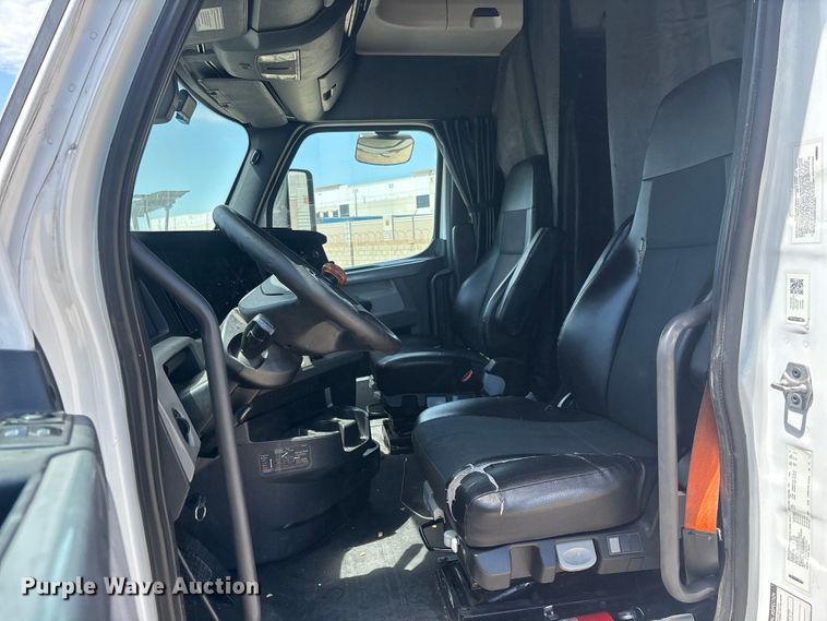 image for item YA3702 2020 Freightliner Cascadia semi truck