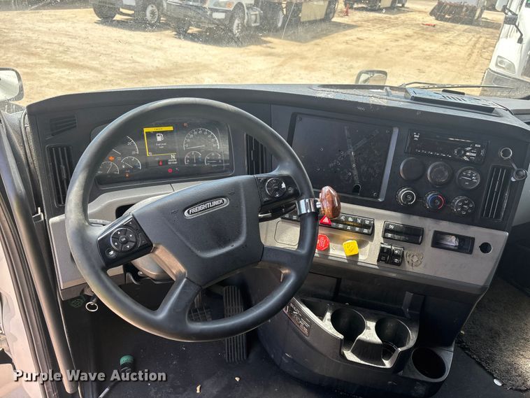 image for item YA3702 2020 Freightliner Cascadia semi truck