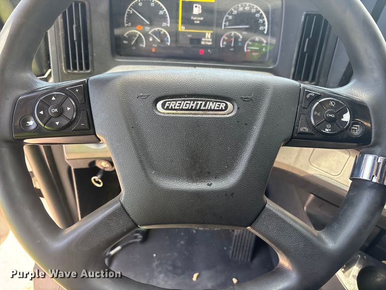 image for item YA3702 2020 Freightliner Cascadia semi truck