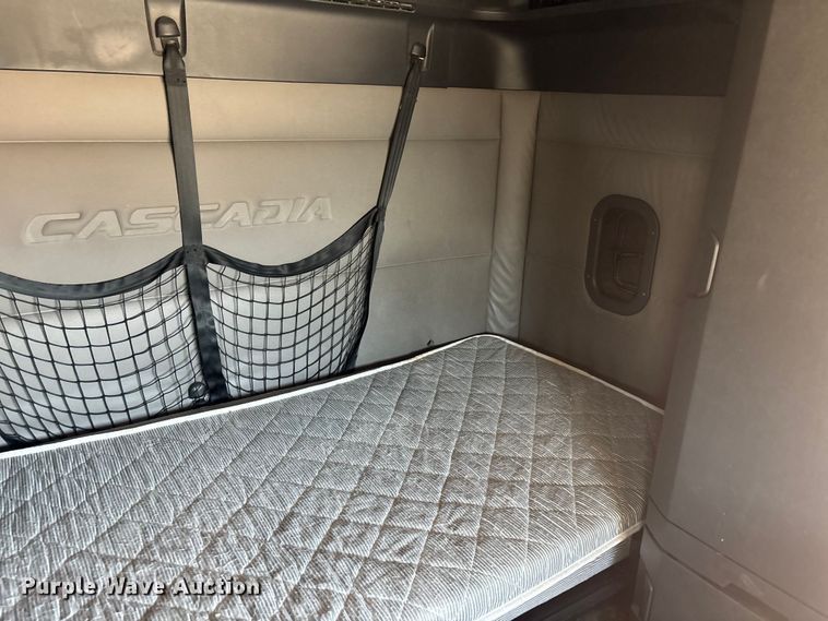 image for item YA3702 2020 Freightliner Cascadia semi truck