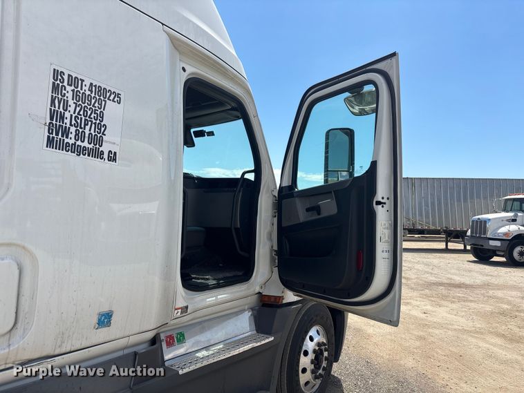image for item YA3702 2020 Freightliner Cascadia semi truck