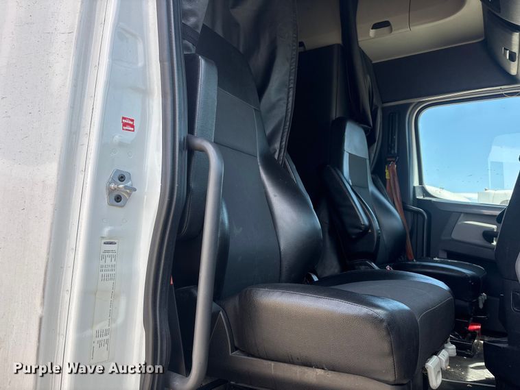 image for item YA3702 2020 Freightliner Cascadia semi truck