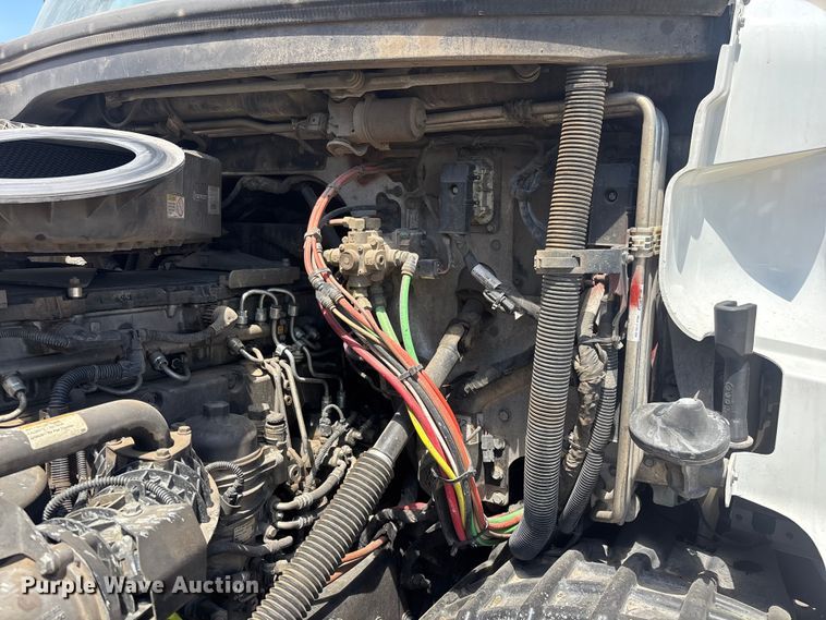 image for item YA3702 2020 Freightliner Cascadia semi truck