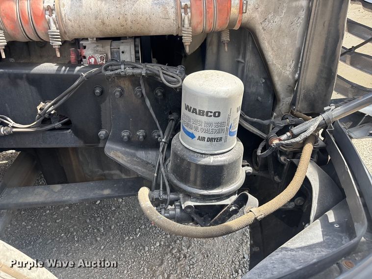 image for item YA3702 2020 Freightliner Cascadia semi truck