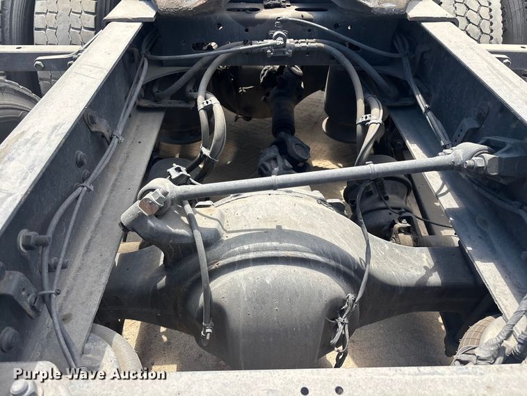 image for item YA3702 2020 Freightliner Cascadia semi truck