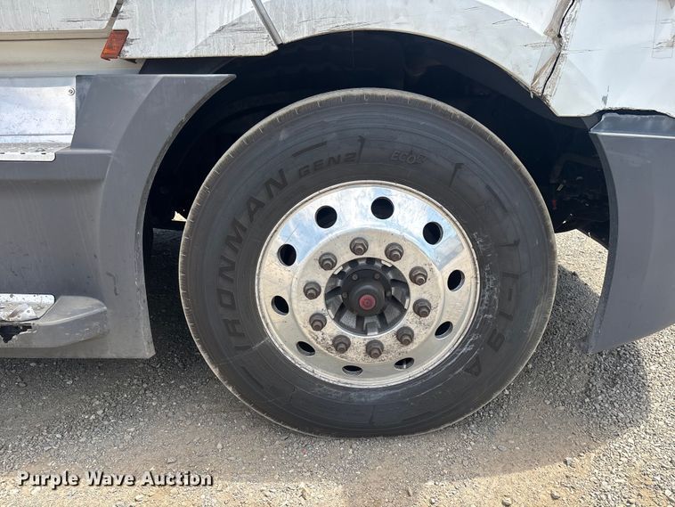 image for item YA3702 2020 Freightliner Cascadia semi truck