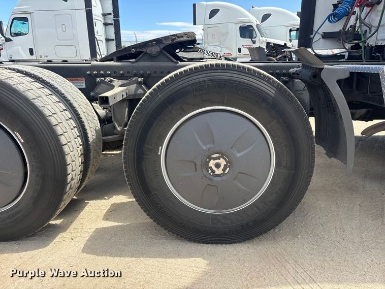 image for item YA3702 2020 Freightliner Cascadia semi truck