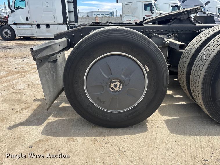image for item YA3702 2020 Freightliner Cascadia semi truck