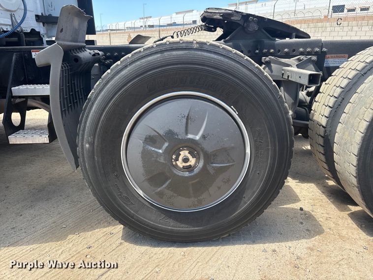 image for item YA3702 2020 Freightliner Cascadia semi truck