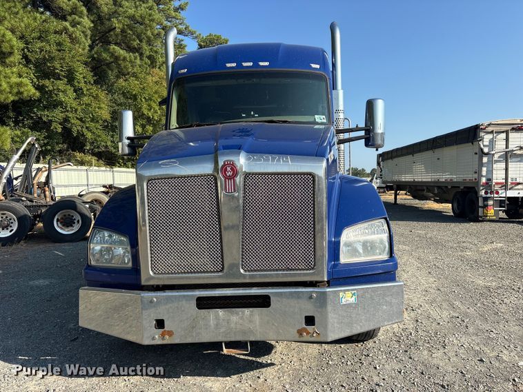 image for item YA3774 2019 Kenworth T880 semi truck
