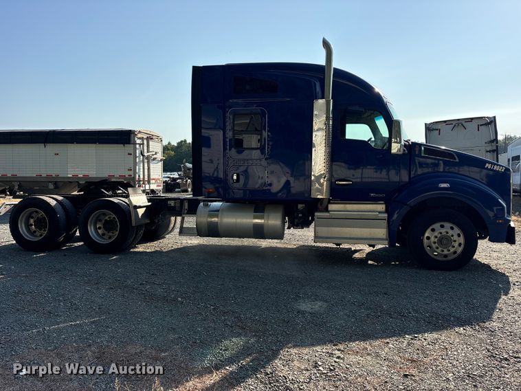 image for item YA3774 2019 Kenworth T880 semi truck