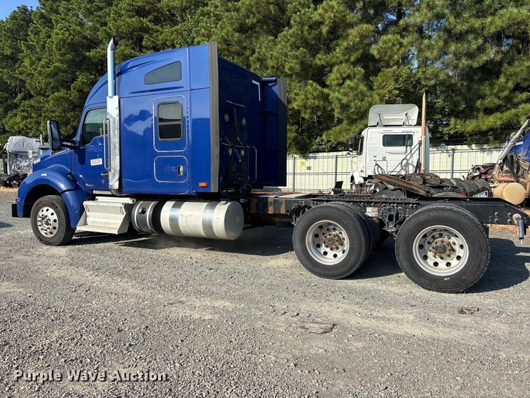 image for item YA3774 2019 Kenworth T880 semi truck