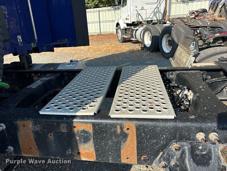 image for item YA3774 2019 Kenworth T880 semi truck