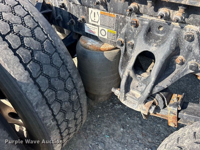 image for item YA3774 2019 Kenworth T880 semi truck