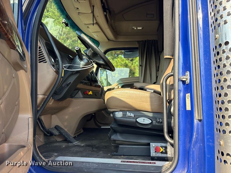 image for item YA3774 2019 Kenworth T880 semi truck