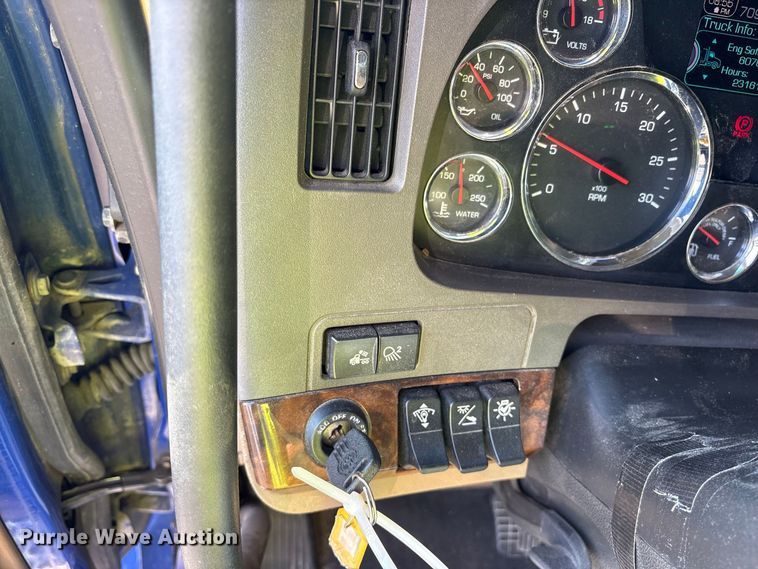 image for item YA3774 2019 Kenworth T880 semi truck