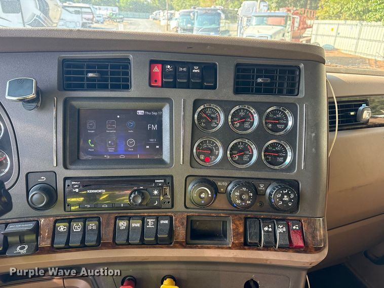 image for item YA3774 2019 Kenworth T880 semi truck