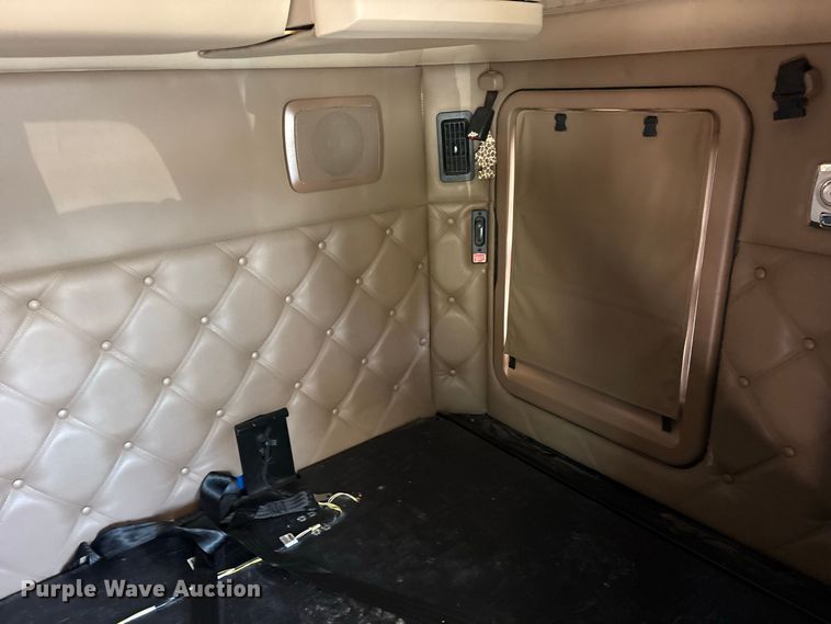 image for item YA3774 2019 Kenworth T880 semi truck